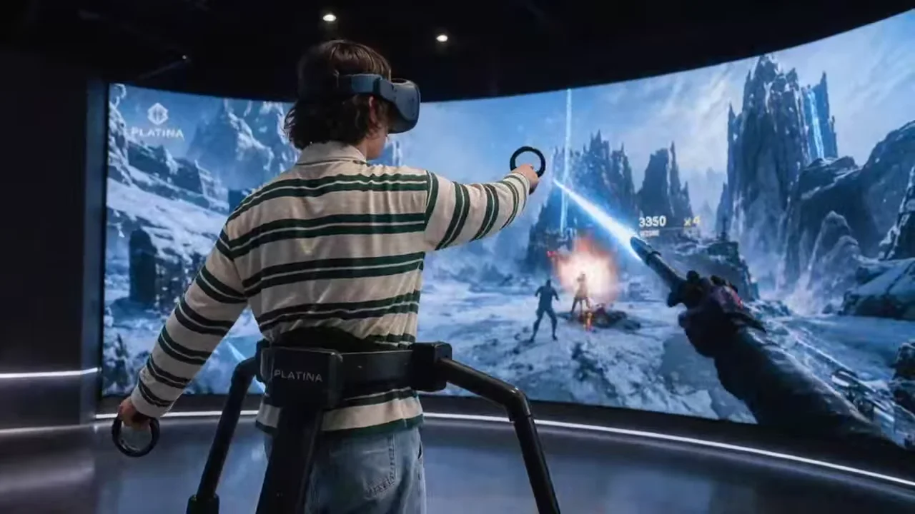 VR-шутер на изогнутом экране: игрок с контроллерами стреляет по целям